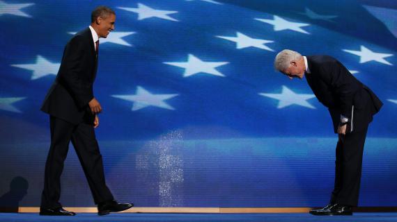 L'ancien pr&eacute;sident am&eacute;ricain Bill Clinton (&agrave; droite) salue l'actuel pr&eacute;sident des Etats-Unis, Barack Obama, lors de la convention d&eacute;mocrate &agrave; Charlotte (Caroline du Nord), le 5 septembre 2012.