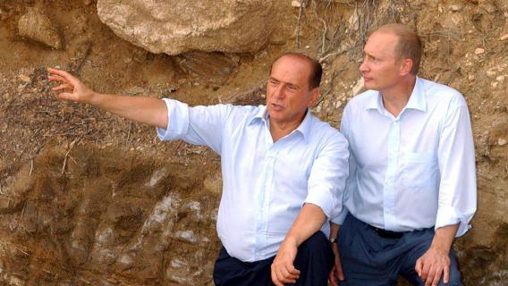 Silvio Berlusconi et Vladimir Poutine &agrave; la Villa Certosa, en Sardaigne (Italie), le 29 ao&ucirc;t 2003.&nbsp;