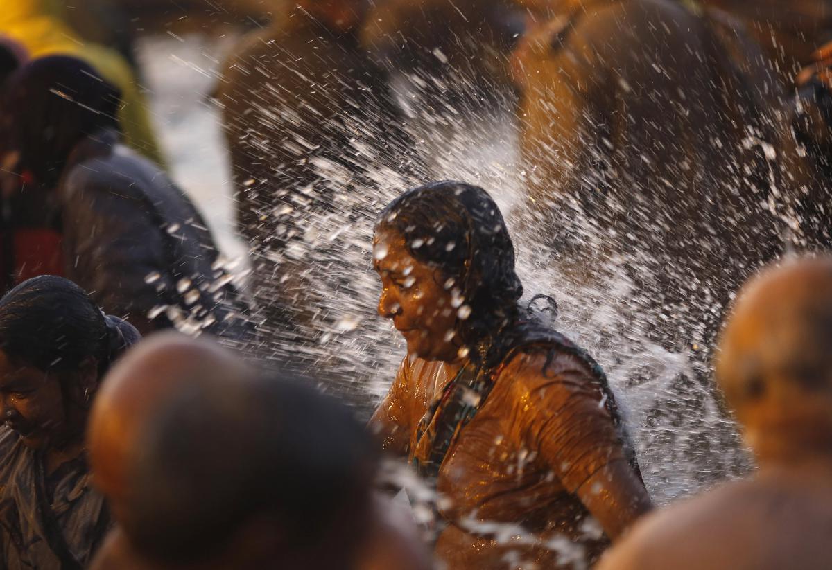 Des Millions Dindiens Se Baignent Dans Le Gange Pour La Kumbh Mela 