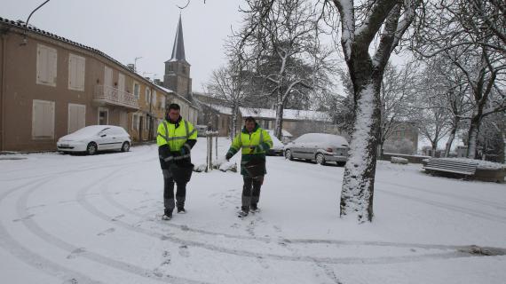 Des employés s'activent à déneiger dans la commune de Jegun (Gers), le 25 février 2013.