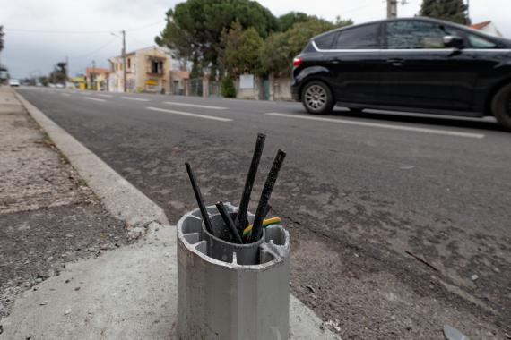 Les restes d'un radar automatique situ&eacute; &agrave; Six-Fours-les-Plages (Var) et sci&eacute; &agrave; la disqueuse le 25 f&eacute;vrier 2013.