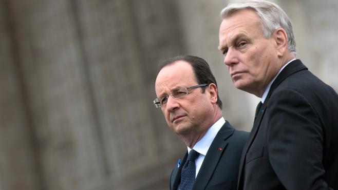 Le président de la République François Hollande, et le Premier ministre Jean-Marc Ayrault, le 8 mai 2013, lors des commémorations de la victoire du 8 mai 1945, à Paris.