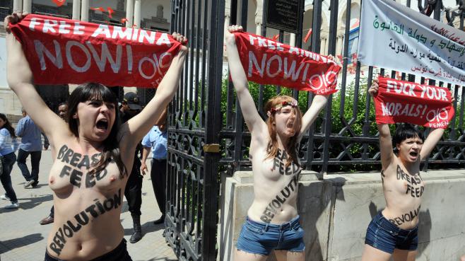 Les trois activistes Femen, devant le palais de justice de Tunis, le 29 mai 2013.