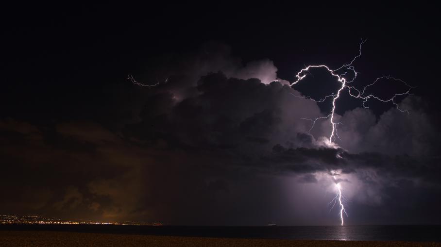 Douze d&eacute;partements restent en alerte orange aux orages, vendredi 26 juillet 2013, jusqu'au samedi 27 juillet, 6 heures.