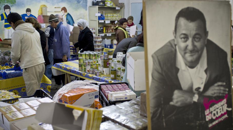 La célèbre photo de Coluche bientôt de retour aux Restos du Cœur