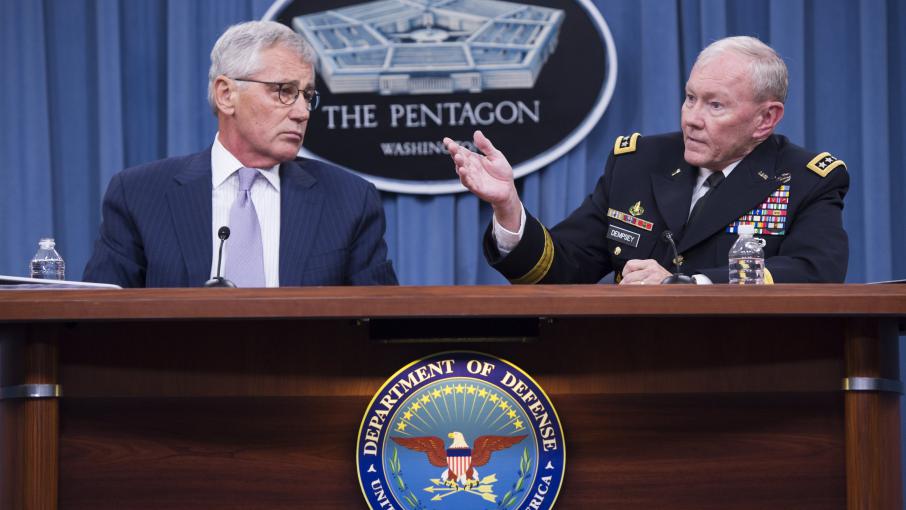 Le secrétaire d'Etat américain à la Défense, Chuck Hagel, et le général Martin Dempsey, le 21 août 2014 au Pentagone, à Washington DC (Etats-Unis).