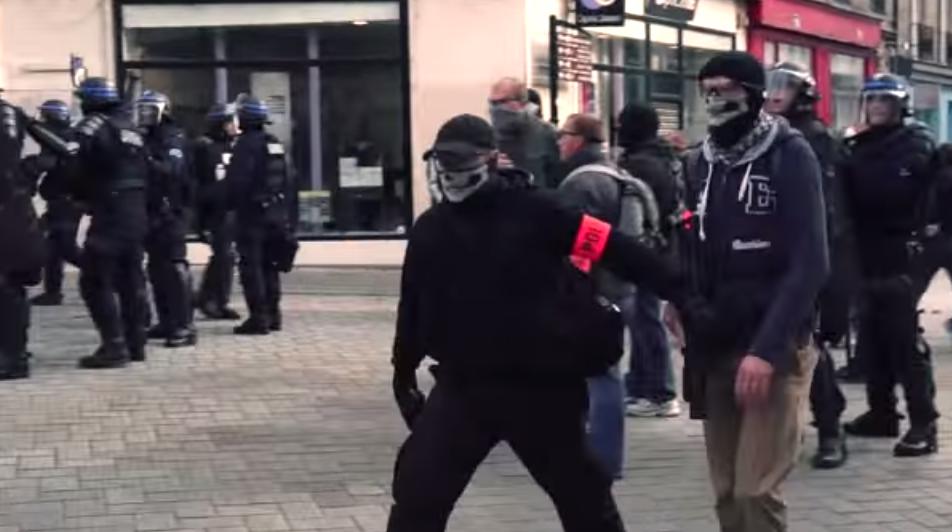 Deux policiers en civil portant un foulard &agrave; t&ecirc;te de mort s'avancent vers des manifestants, lors d'un rassemblement en hommage &agrave; R&eacute;mi Fraisse, &agrave; Nantes (Loire-Atlantique), le 1er novembre 2014.