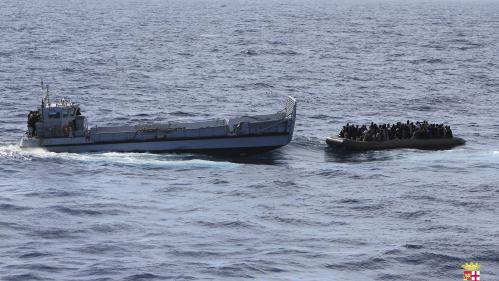 Méditerranée : jusqu'à 3 000 migrants sont à la dérive sur 18 bateaux, une opération de secours est en cours