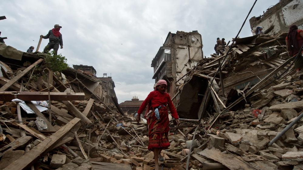 Une femme népalaise marche au milieu des décombres à Bhaktapur après le séisme qui a frappé le Népal, le 29 avril 2015.