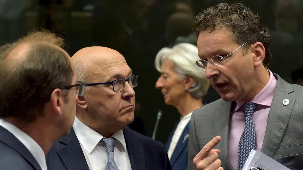 Le ministre des Finances français, Michel Sapin, discute avec le président de l'Eurogroupe, Jeroen Dijsselbloem, le 11 juillet 2015 à Athènes (Grèce).