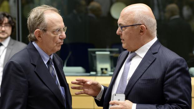 Le ministre des Finances italien Pier Carlo Podoan et son homologue fran&ccedil;ais Michel Sapin, le 11 juillet 2015 &agrave; Bruxelles.