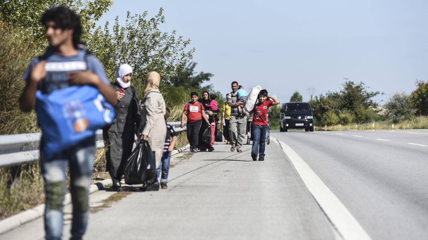 Video Des Centaines De Migrants Tentent D Entrer En Gr Ce Pied Via