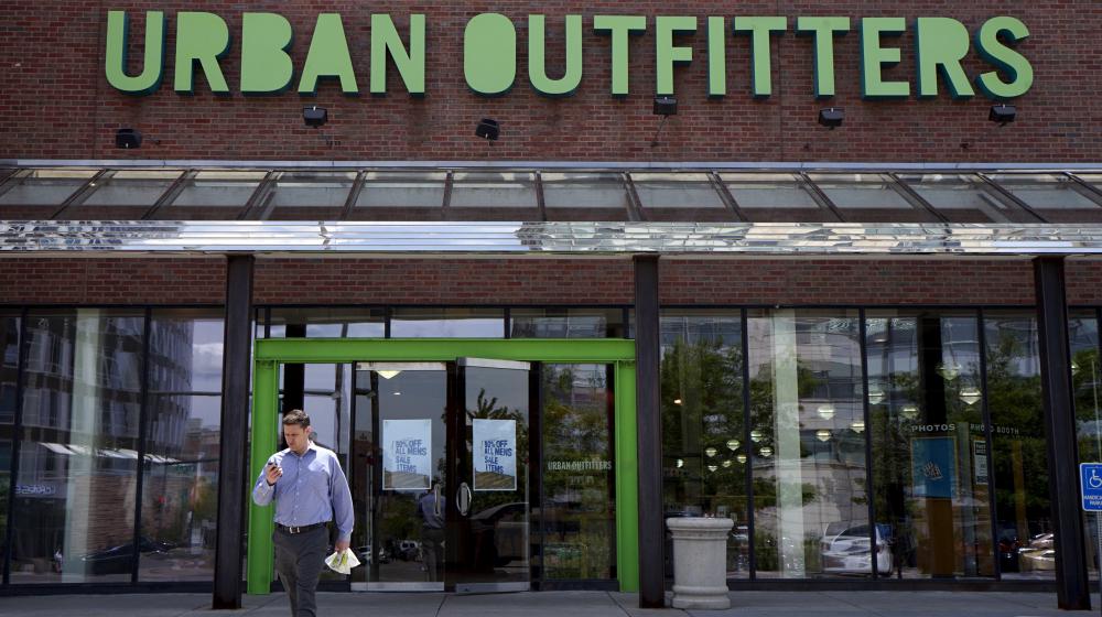 Un client quitte un magasin Urban Outfitters de Denver (Etats-Unis ...