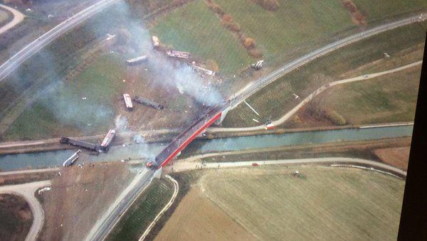 Vue aérienne du déraillement d'une rame non-commerciale d'un TGV, qui effectuait des essais sur la nouvelle ligne à grande vitesse au nord de Strasbourg, qui a déraillé samedi 14 novembre 2015,&nbsp;à Eckwersheim (Bas-Rhin).&nbsp;