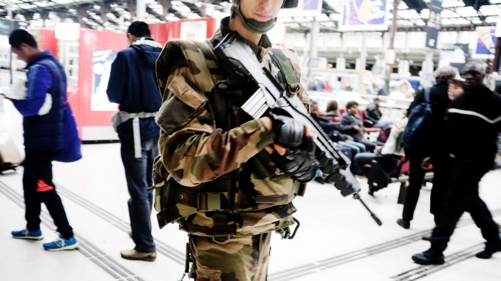 Un militaire patrouille à la Gare de Lyon, à Paris, le 14 novembre 2015.