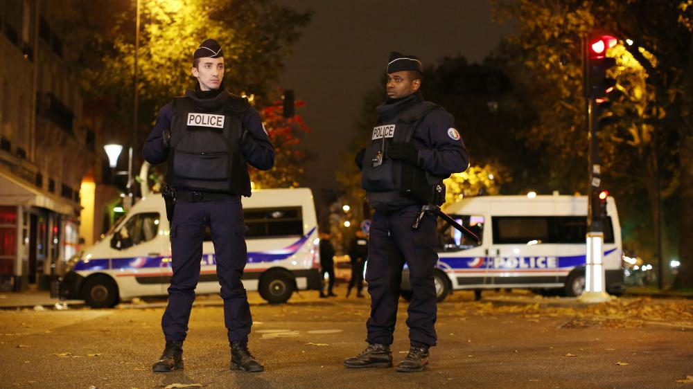 Des policiers sécurisent la zone à proximité du Bataclan, à Paris, le 14 novembre 2015.