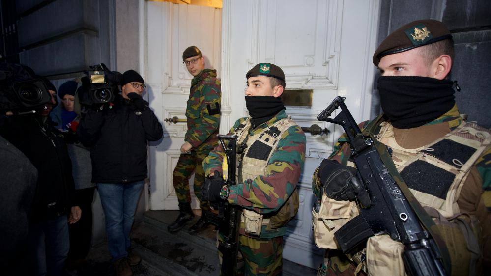 Des&nbsp;militaires postés devant le cabinet du Premier ministre belge à Bruxelles (Belgique), le 22 novembre 2015.