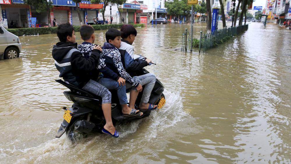 Les rues de&nbsp;Hezhou (Chine) sous l'eau après une inondation, le 14 novembre 2015.&nbsp;