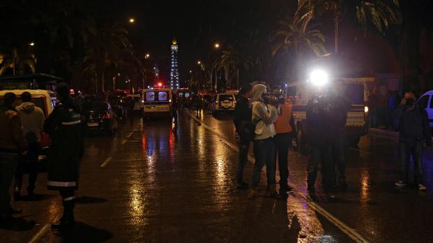 La police et les secours arrivent Ã  Tunis, aprÃ¨s l'explosion d'un bus de la sÃ©curitÃ© prÃ©sidentielle, mardi 24 novembre 2015 dans la capitale.