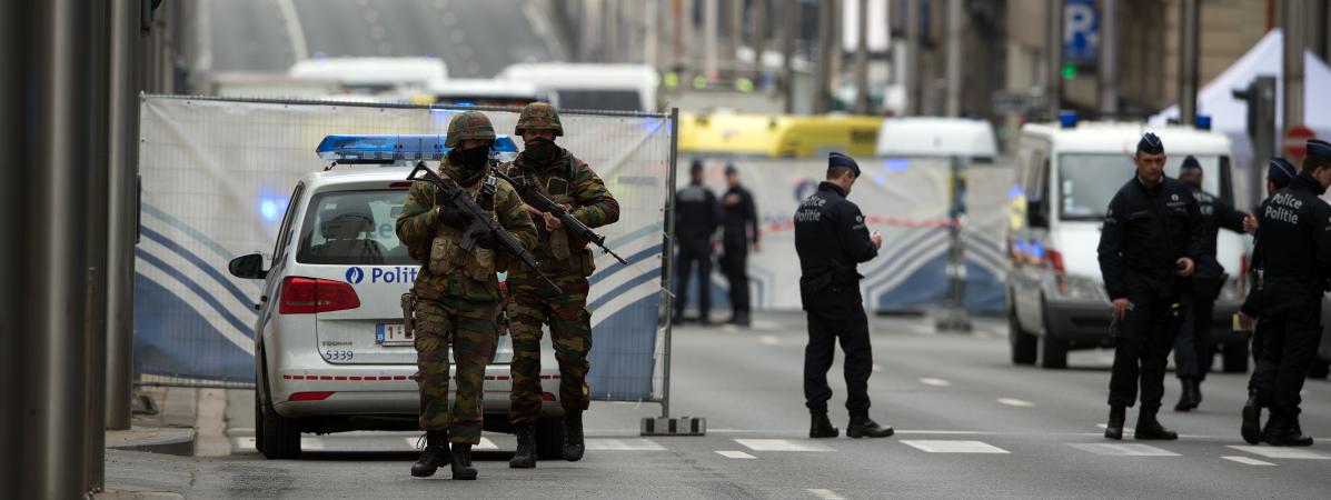 Les forces de sécurité surveillent les alentours de la station de Maelbeek, le 22 mars 2016, à Bruxelles (Belgique).&nbsp;