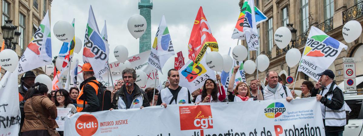 Manifestation du personnel des services pénitentiaires d'insertion et de probation (SPIP), devant le ministère&nbsp;de la Justice, à Paris, le 10 mai 2016.