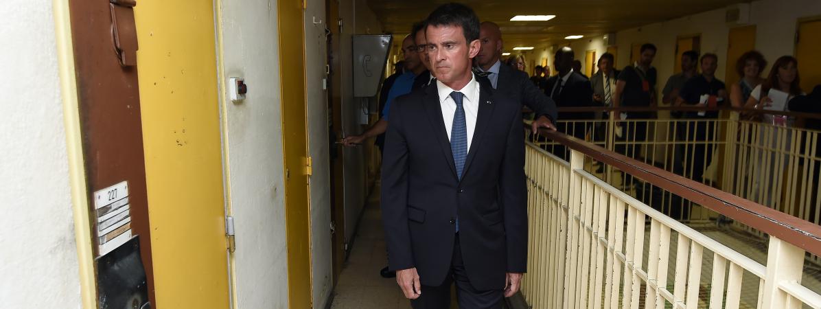 Le Premier ministre, Manuel Valls, en visite à la prison de Nîmes (Gard), le 8 août 2016.