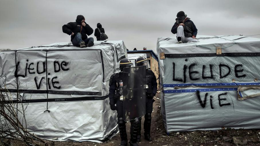 Des policiers arpentent la jungle de Calais (Pas-de-Calais) lors d\'une opération de démantèlement, le 1er mars 2016.&nbsp;