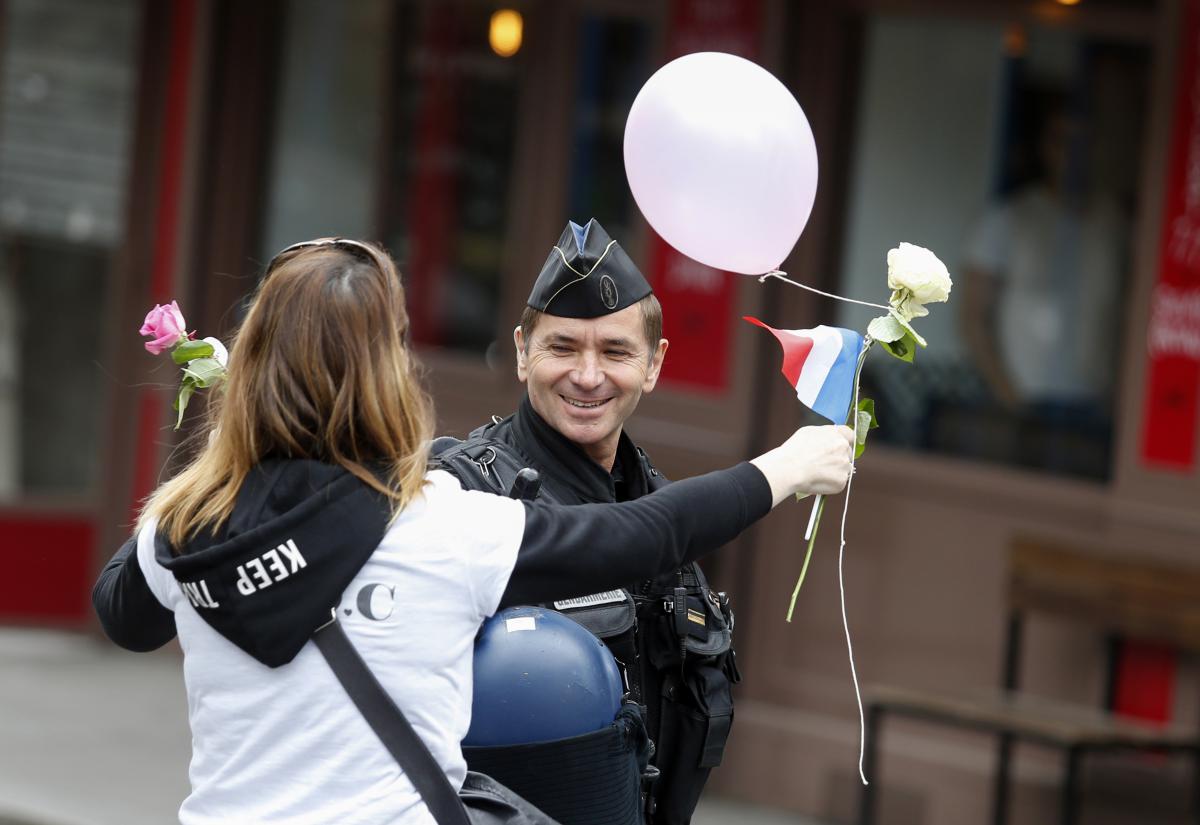 EN IMAGES : Des "femmes de policiers" manifestent à Paris pour dénoncer les violences contre les forces de l'ordre