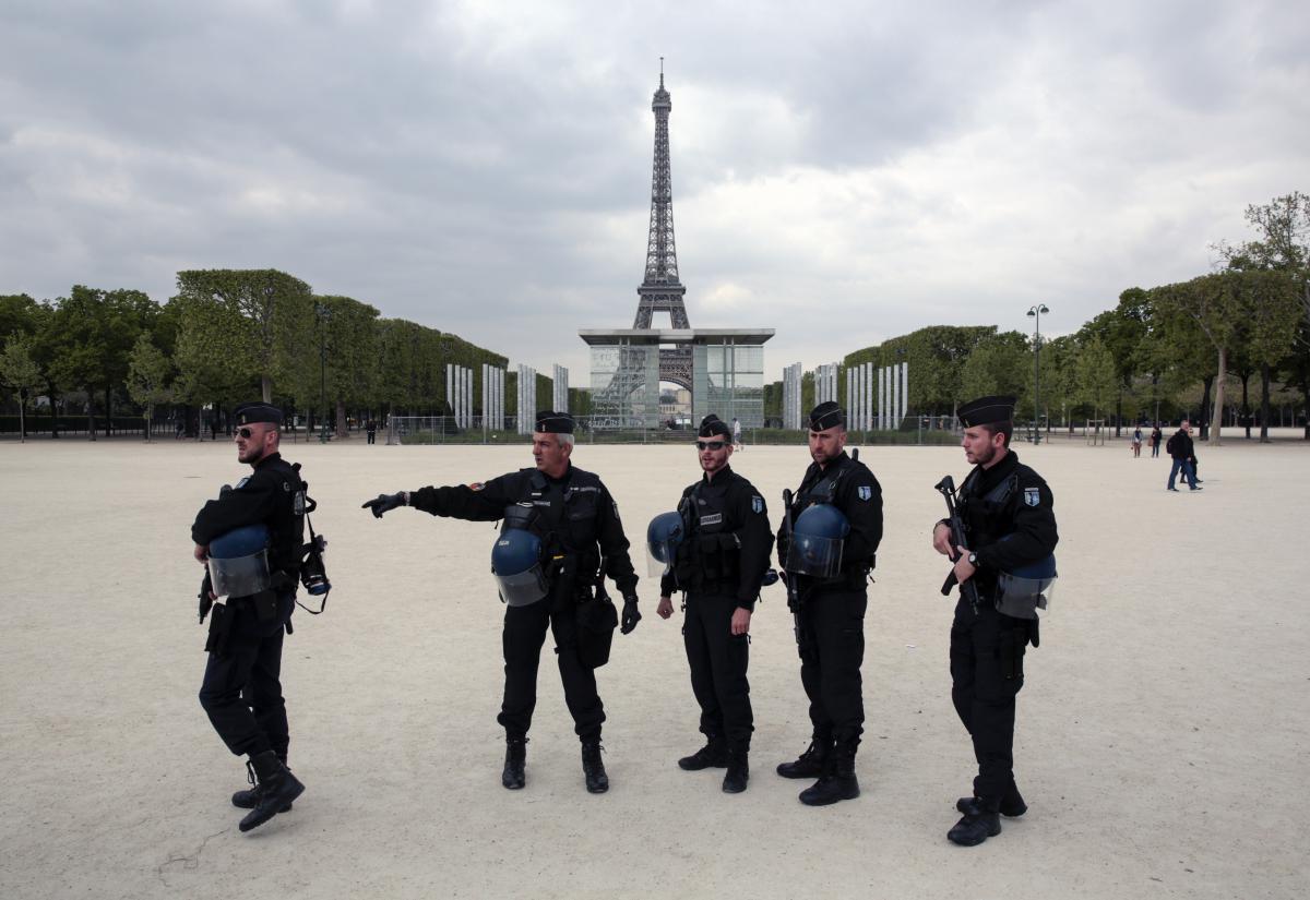 EN IMAGES : Des "femmes de policiers" manifestent à Paris pour dénoncer les violences contre les forces de l'ordre