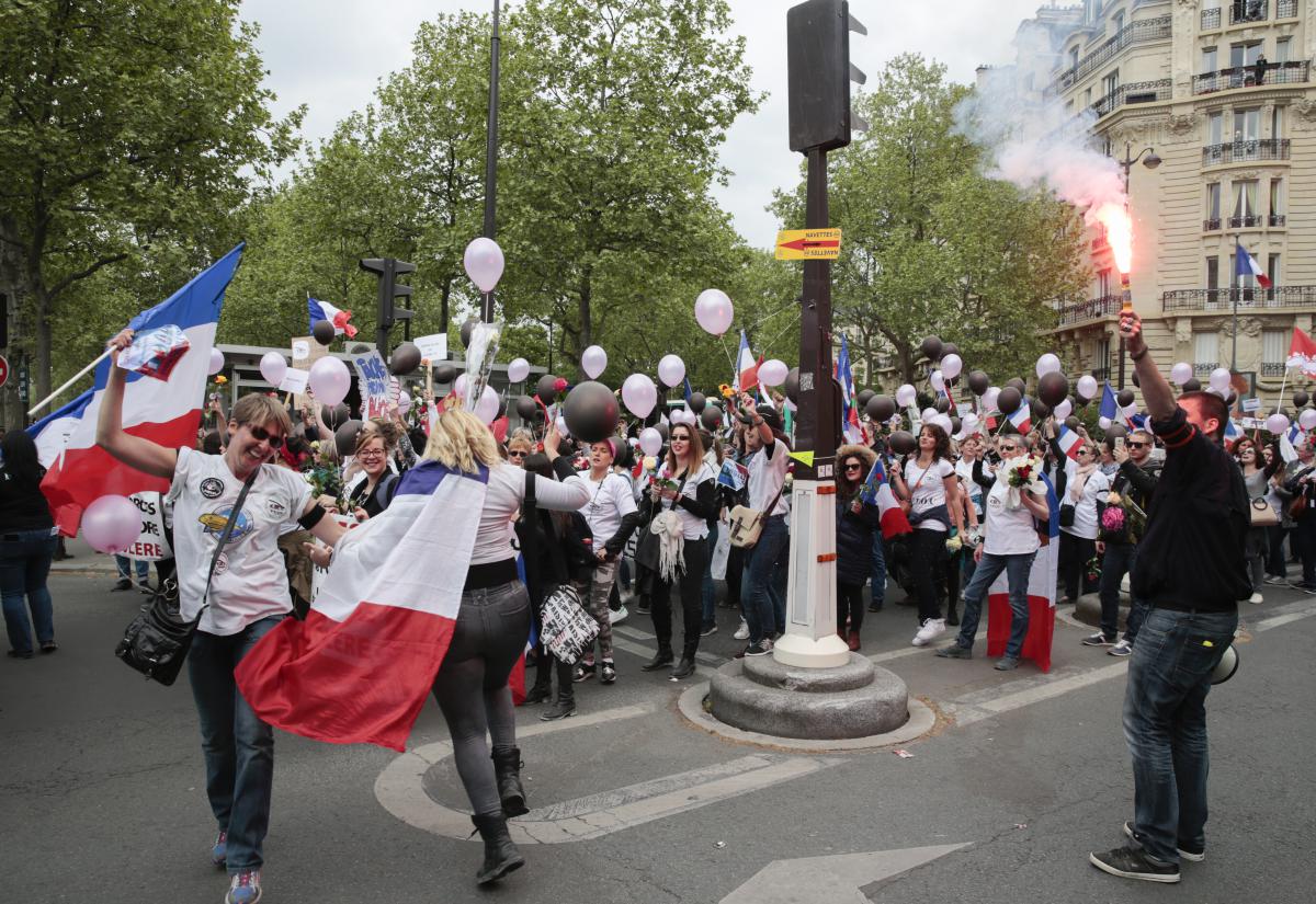 EN IMAGES : Des "femmes de policiers" manifestent à Paris pour dénoncer les violences contre les forces de l'ordre