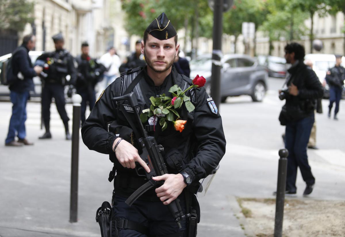 EN IMAGES : Des "femmes de policiers" manifestent à Paris pour dénoncer les violences contre les forces de l'ordre