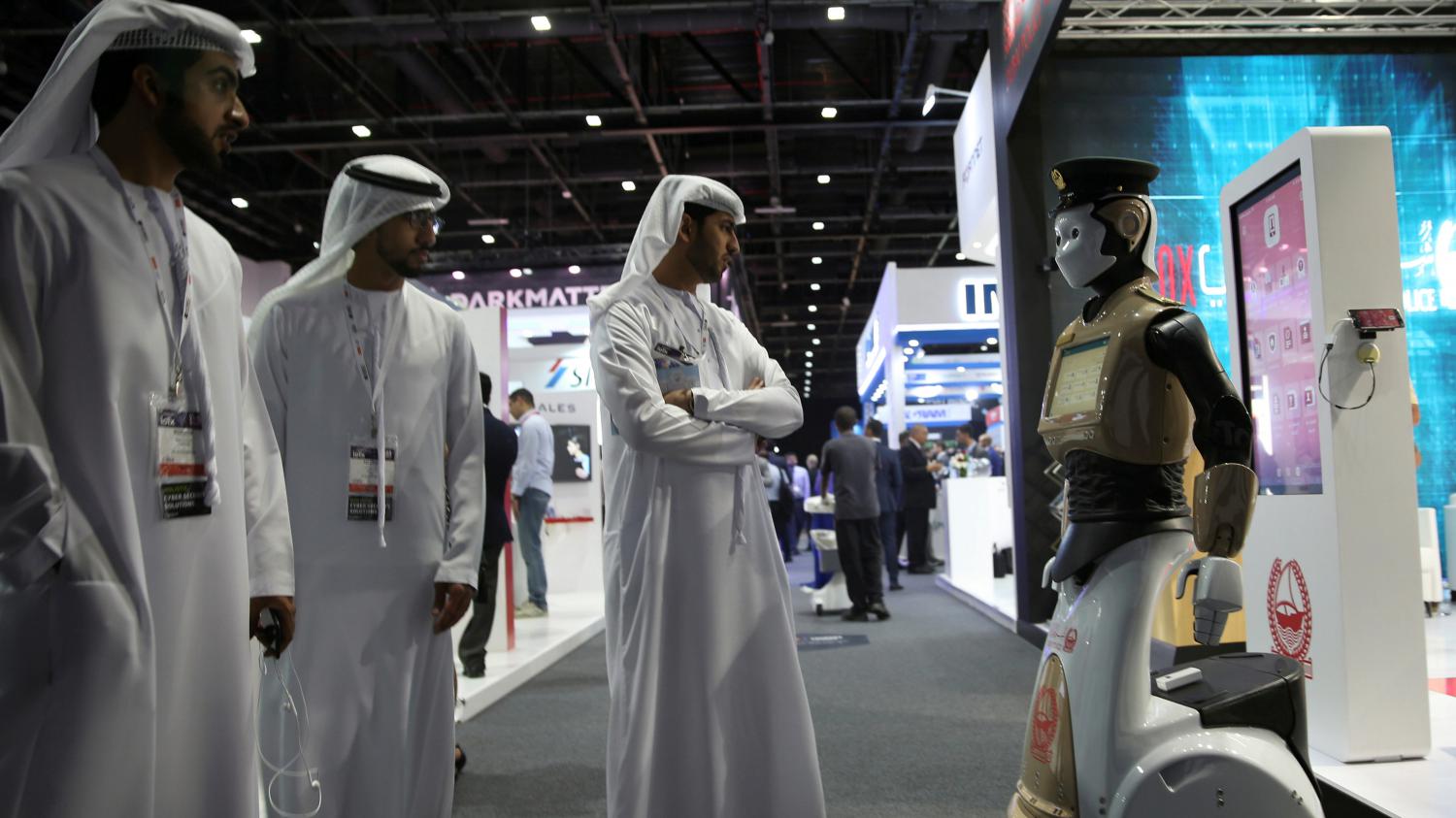 VIDEO. Le Premier Robot Policier Entre En Fonction à Dubaï