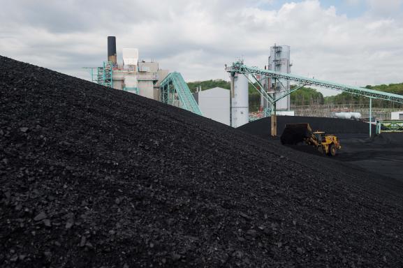 Du charbon stocké dans une centrale thermique près de Somerset dans le Kentucky (Etats-Unis), le 19 avril 2017.