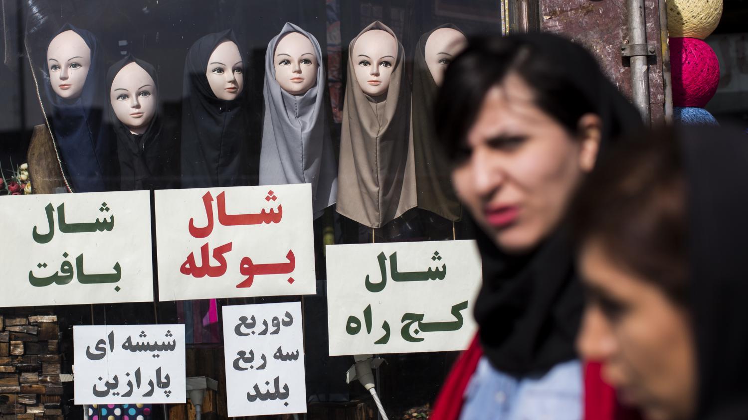 Iran les femmes se révoltent contre le port du voile obligatoire