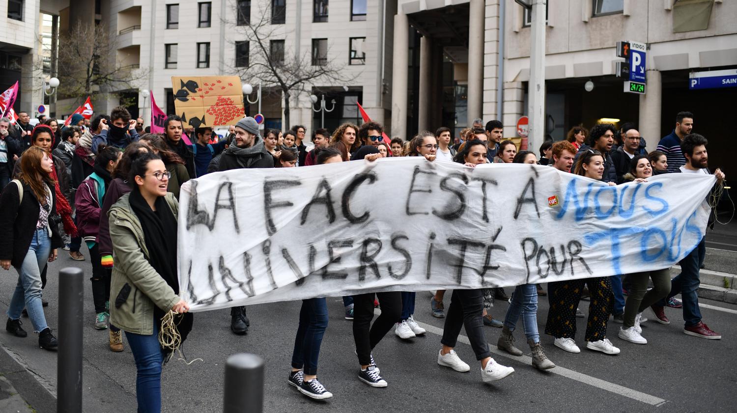 DIRECT Les étudiants manifestent à nouveau pour protester contre la