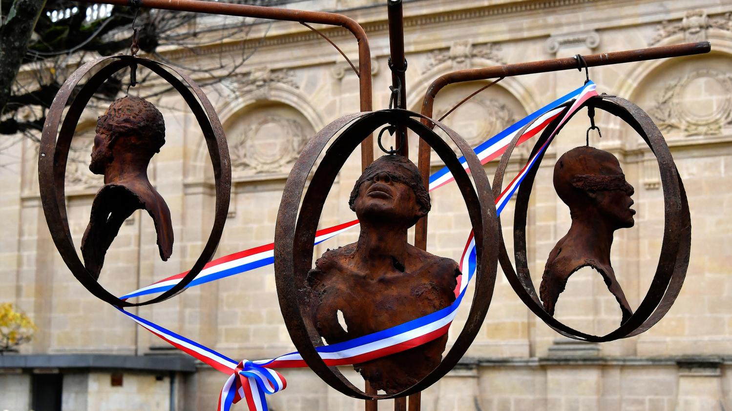 Une Sculpture Et Des Plaques M Morielles Bordeaux Ancien Port N Grier Comm More L Abolition