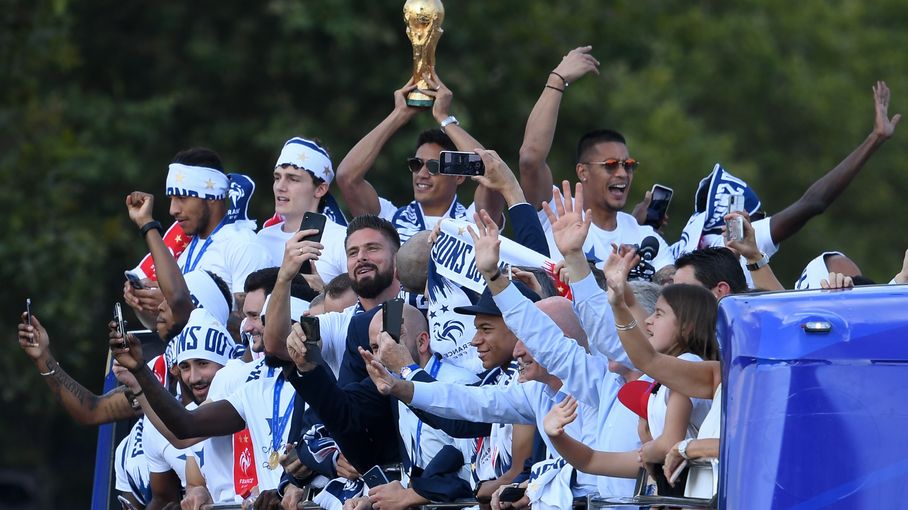 Coupe du monde 2018 les Bleus sont sur les Champs Elysées