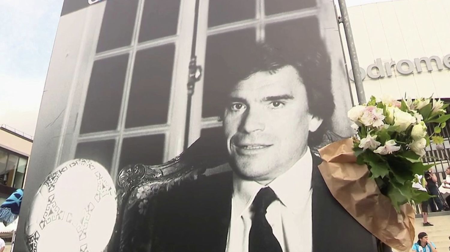 Mort De Bernard Tapie Les Marseillais Rendent Hommage Au Boss