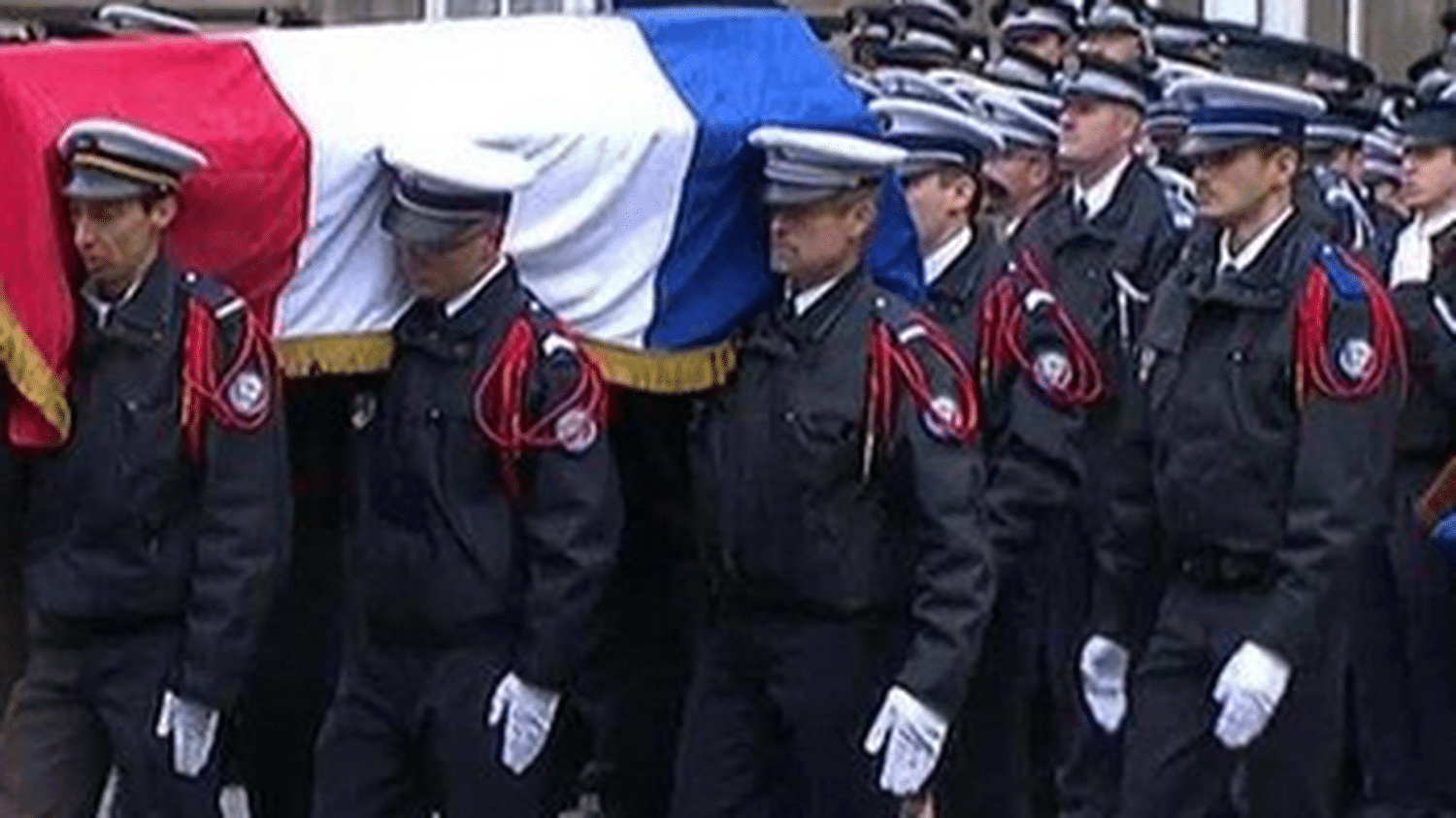 VIDEO Attentat François Hollande rend hommage aux policiers morts