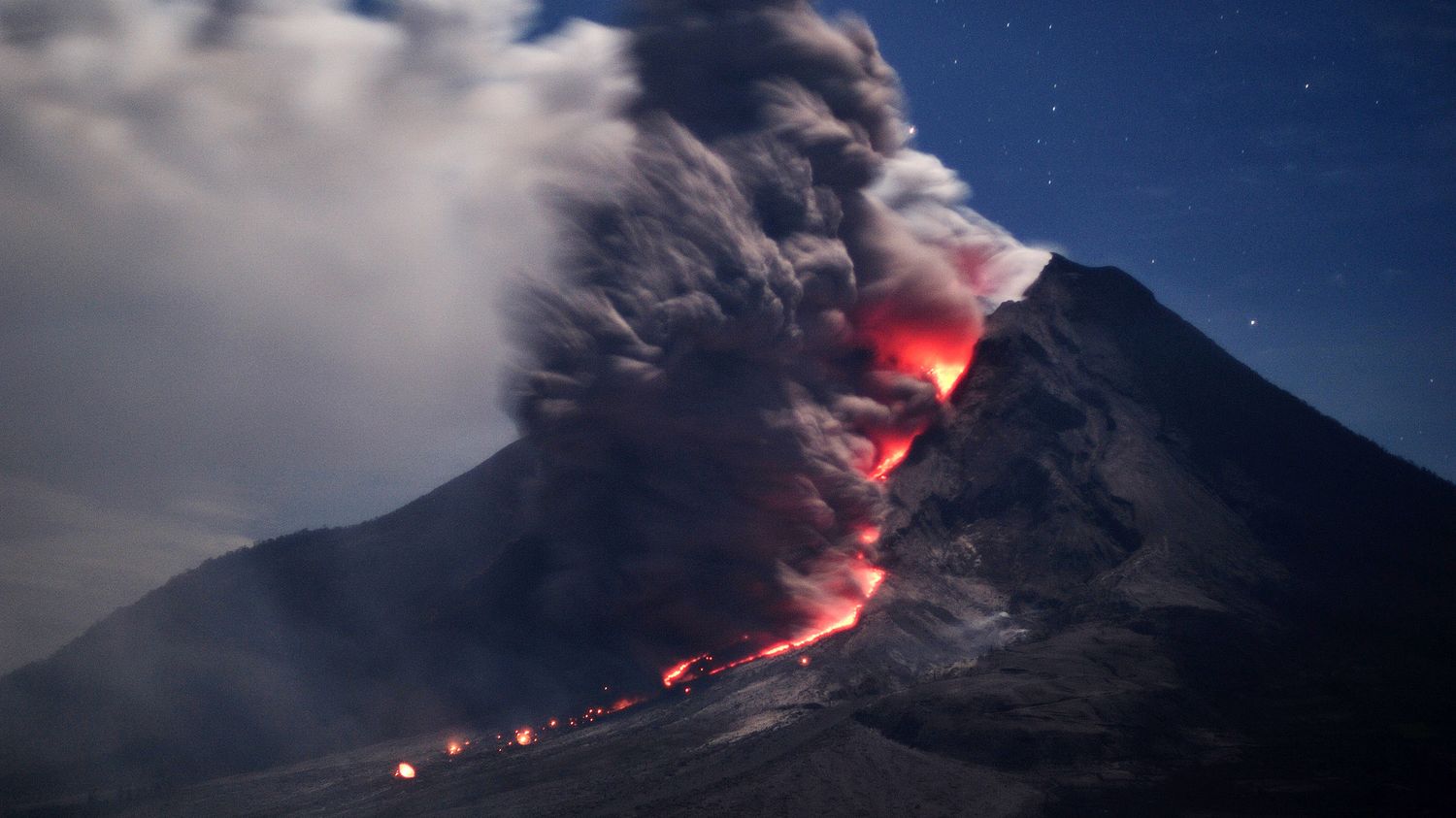 Video En Indon Sie Les Ruptions Du Volcan Sinabung S Intensifient