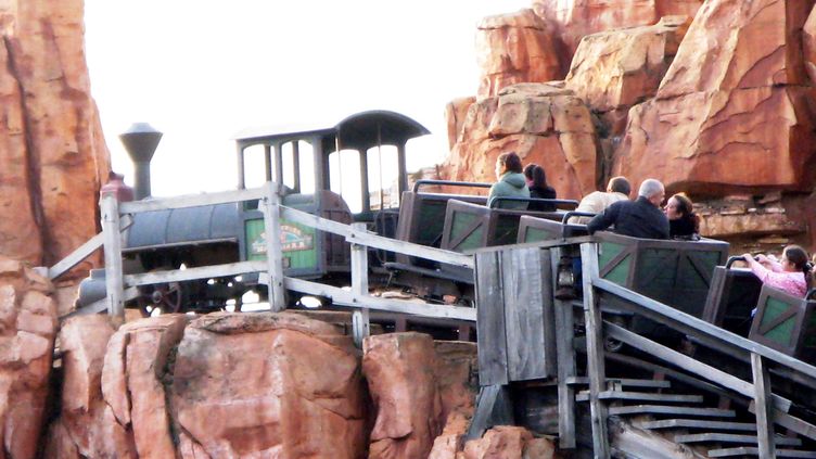 Le Train De La Mine De Disneyland Paris Ferm Apr S Un Accident