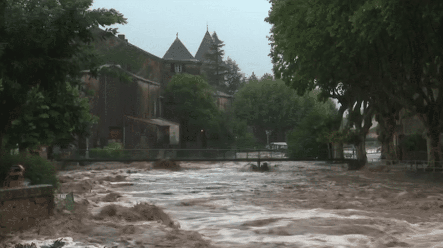 Inondations Des Pluies Diluviennes Sabattent Sur Lh Rault