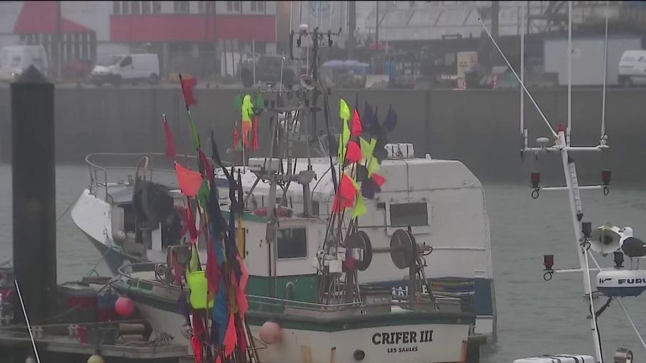 Golfe de Gascogne les pêcheurs contraints de rester à quai durant un mois