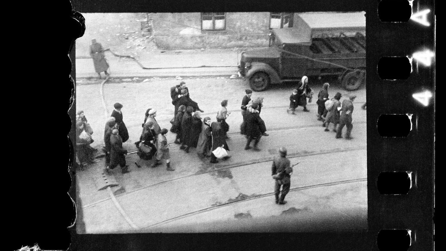 Retrouvées après 80 ans dans un grenier des photos prises en cachette