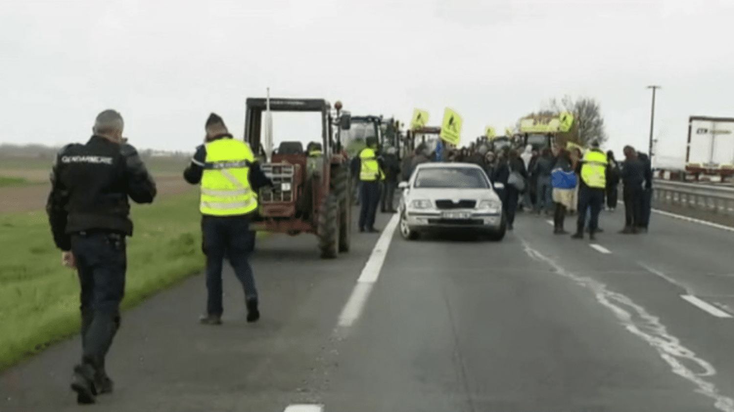 Deux S Vres Les Premiers Manifestants Anti Bassines Se Rassemblent