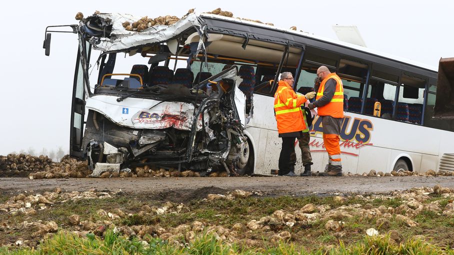 Pas De Calais La Fatigue L Origine De La Collision Entre Un Car