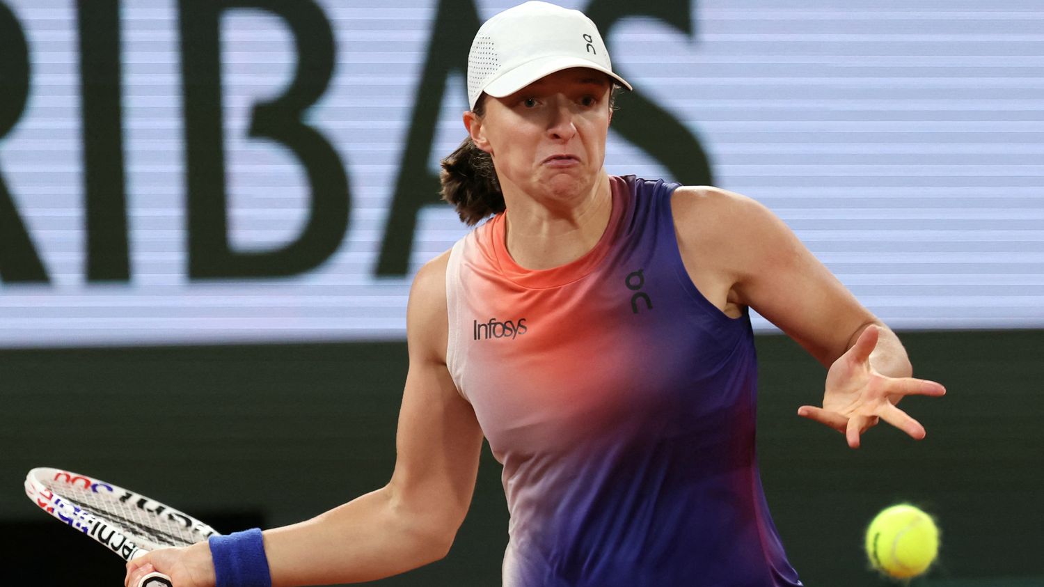 VIDEO Roland Garros 2024 Iga Swiatek écarte Marie Bouzkova et se