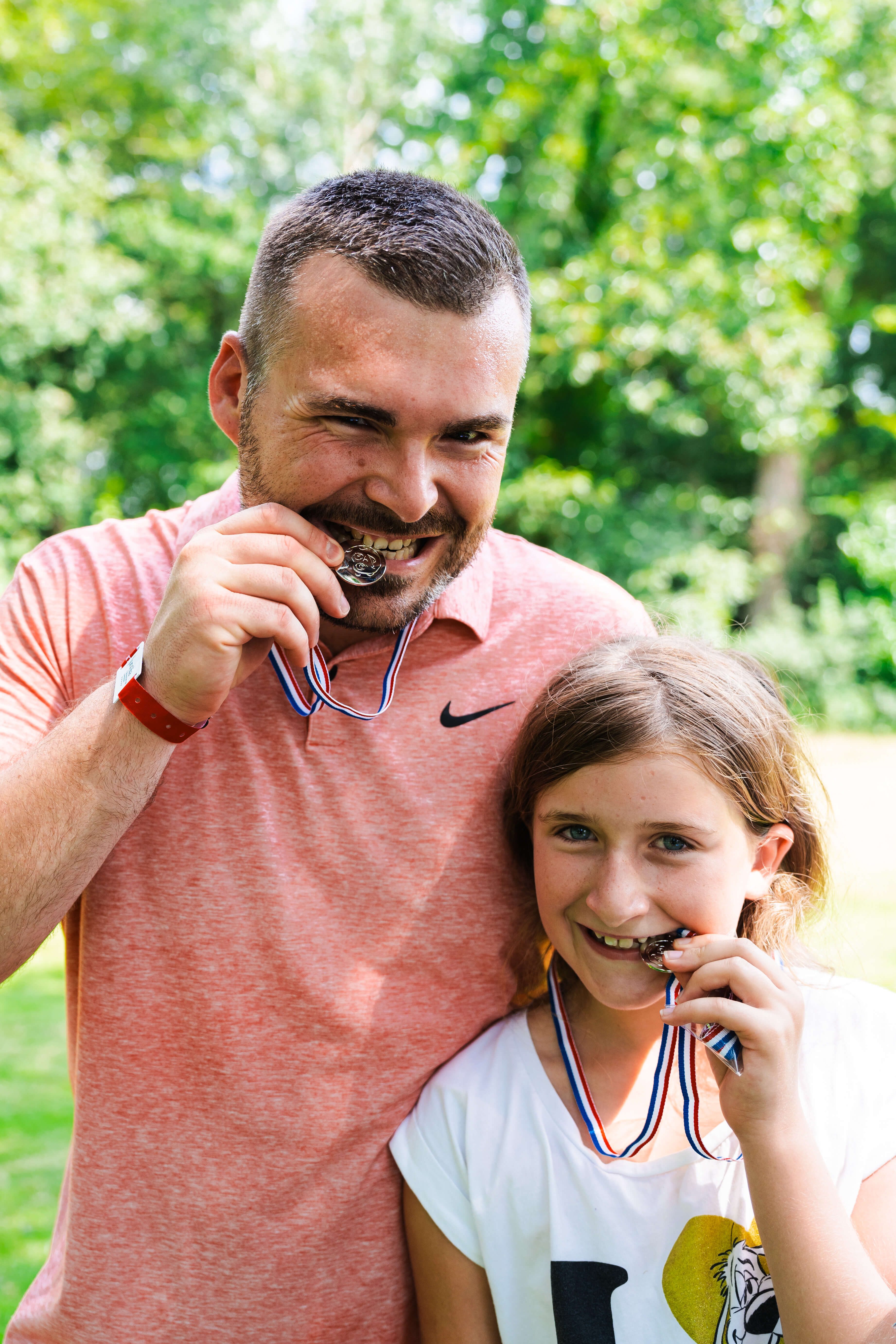 Nicolas et sa fille Lisa, vacanciers originaires de Rennes, savourent leur première place au  classement olympique.