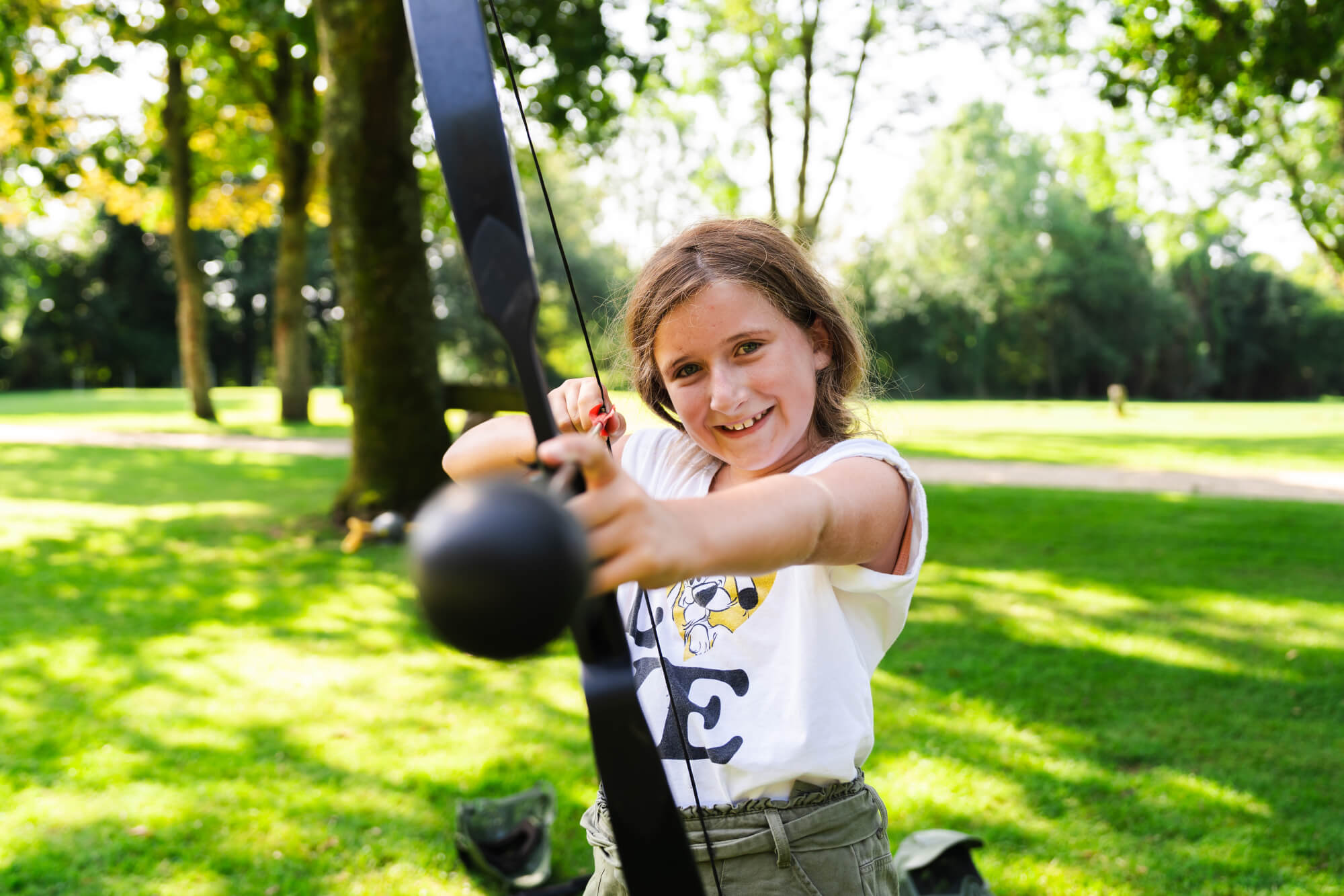 Lisa, 10 ans, a plus l’habitude de la danse ou de la gymnastique que du tir à l’arc, ce qui ne  l’empêche pas de marquer des points pour sa famille.