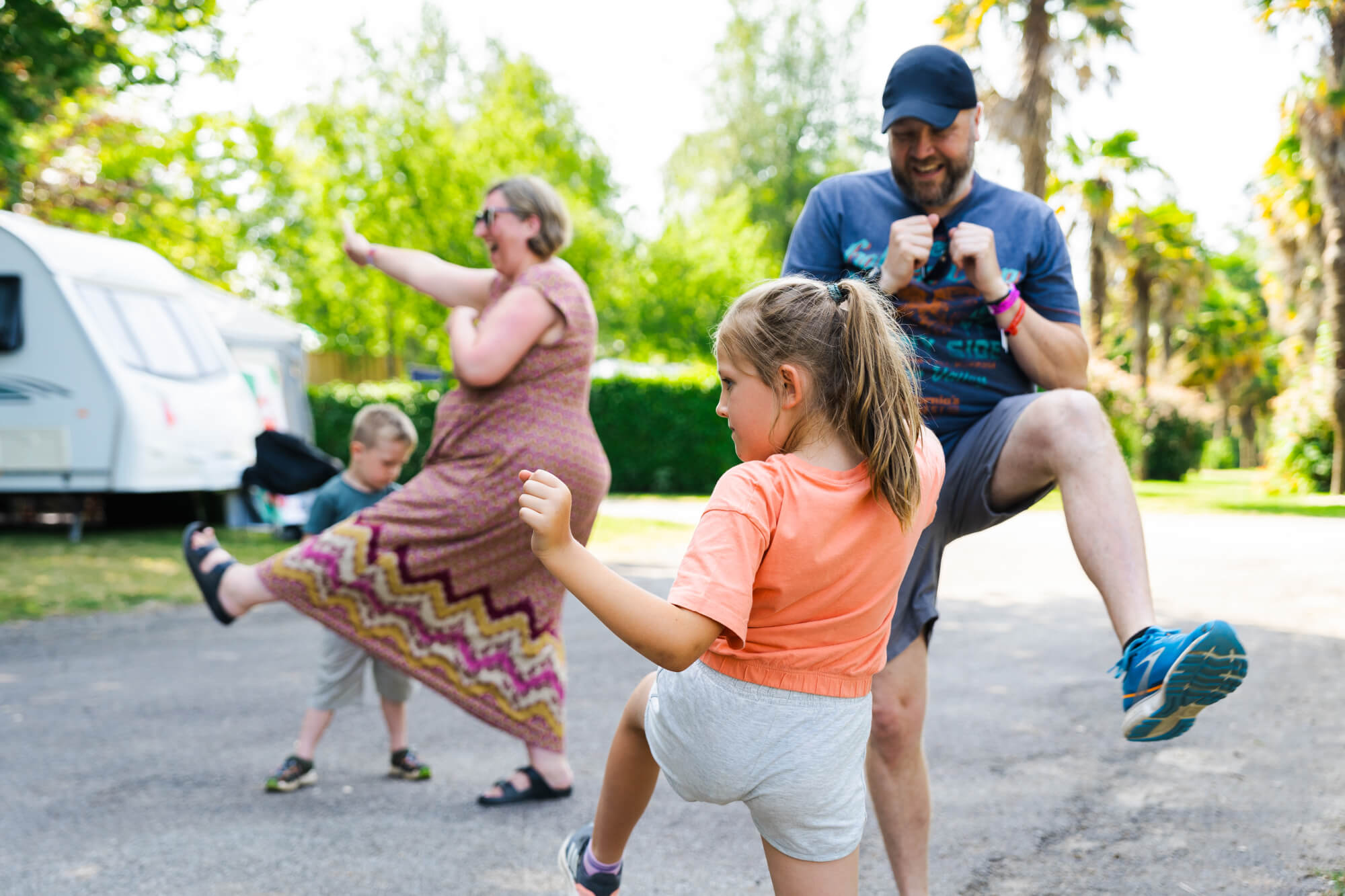 Ursula, Ian et leurs deux enfants représentent l’Angleterre lors des olympiades du camping de  Lanniron à Quimper (Finistère), le 31 juillet 2024.